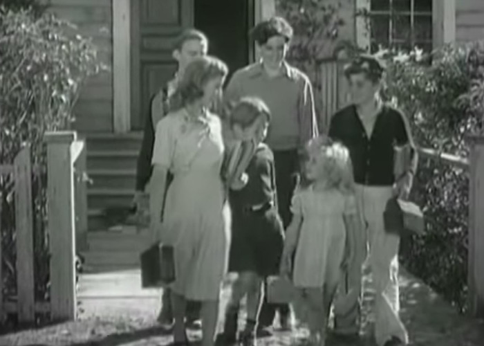 Tommy Bond, Edith Fellows, Bobby Larson, Charles Peck, and Dorothy Anne Seese in Five Little Peppers in Trouble (1940)