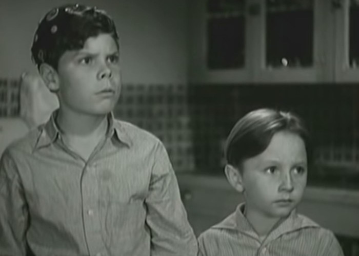 Tommy Bond, Edith Fellows, Bobby Larson, Charles Peck, and Dorothy Anne Seese in Five Little Peppers in Trouble (1940)