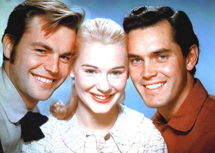 Jeffrey Hunter, Robert Wagner, and Hope Lange in The True Story of Jesse James (1957)