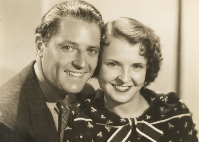 Michael Bartlett and Marion Talley in Follow Your Heart (1936)